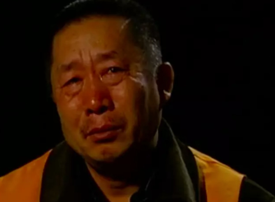 内蒙古一女子和村里老光棍搞暧昧，丈夫竟然主动腾出房间让两人方便，而自己则是去睡沙