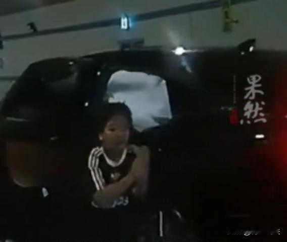 广州，一位妈妈带着两个孩子出行，途经一隧道的时候，跟前方车辆发生追尾。剧烈的震动