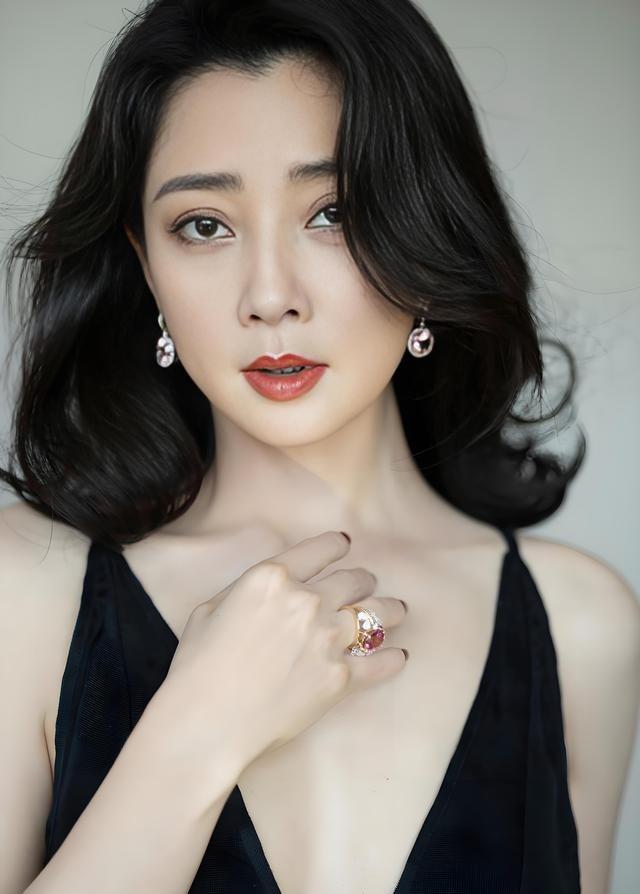 2009年，殷桃在富豪孙东海的疯狂追求下，成为了他的女人，没想到孙东海又惦记上了