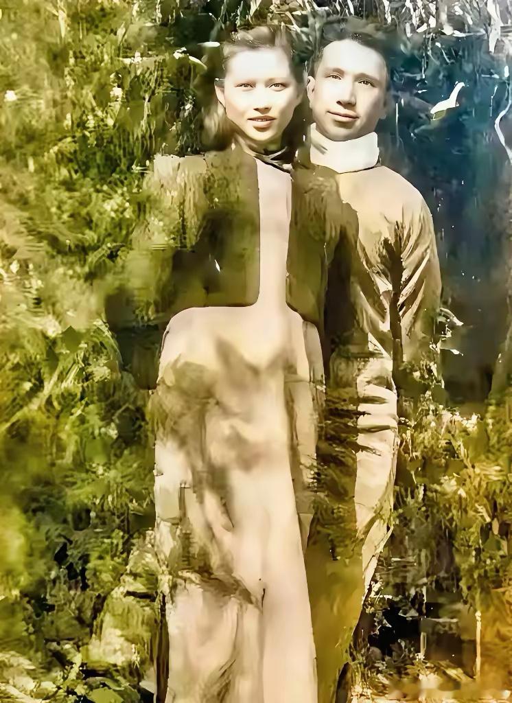 1949年上海解放后，大将粟裕与爱人楚青合影留念。楚青漂亮大方，粟大将儒雅阳光！