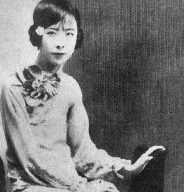 1940年，于凤至胸前严重溃烂，抛下丈夫张学良赴美治病。她憔悴走下飞机，正茫茫然