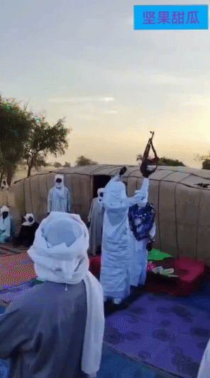 非洲乍得，图阿雷格人的婚礼上，新郎的兄弟决定炫耀一下，用一只手开火，从AK的后坐