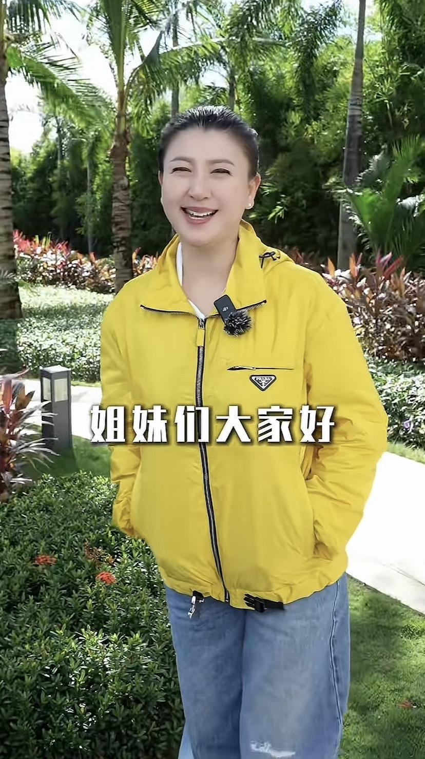 穿着普拉达，跟网友哭穷！吐槽闫学晶的网友太多，她把评论区关闭了。闫学晶直播的