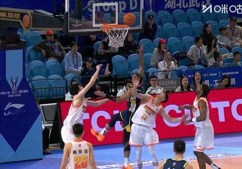 什么是高球商？来看王洪泽不停球直接拨给篮底的徐杰，助攻杰哥打进2+1，果然聪明的