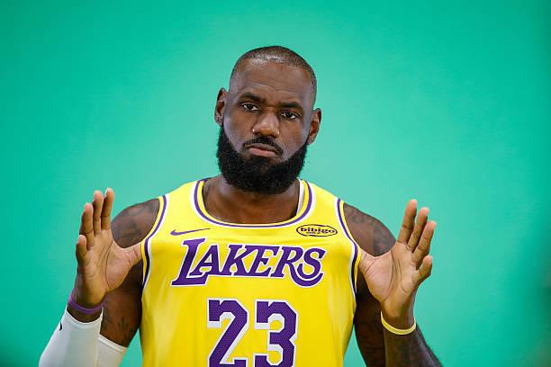 詹姆斯是真的老的过分了~NBA现役有83位球员，是在詹姆斯的NBA首秀后出生的