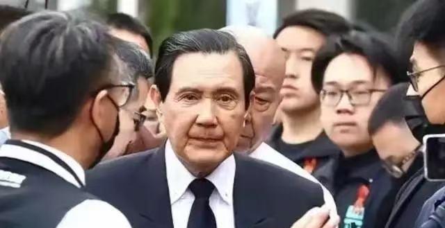 国民党突然来了个反转，很多人都以为罗智强是马英九派出来狙击郑丽文的“杀手