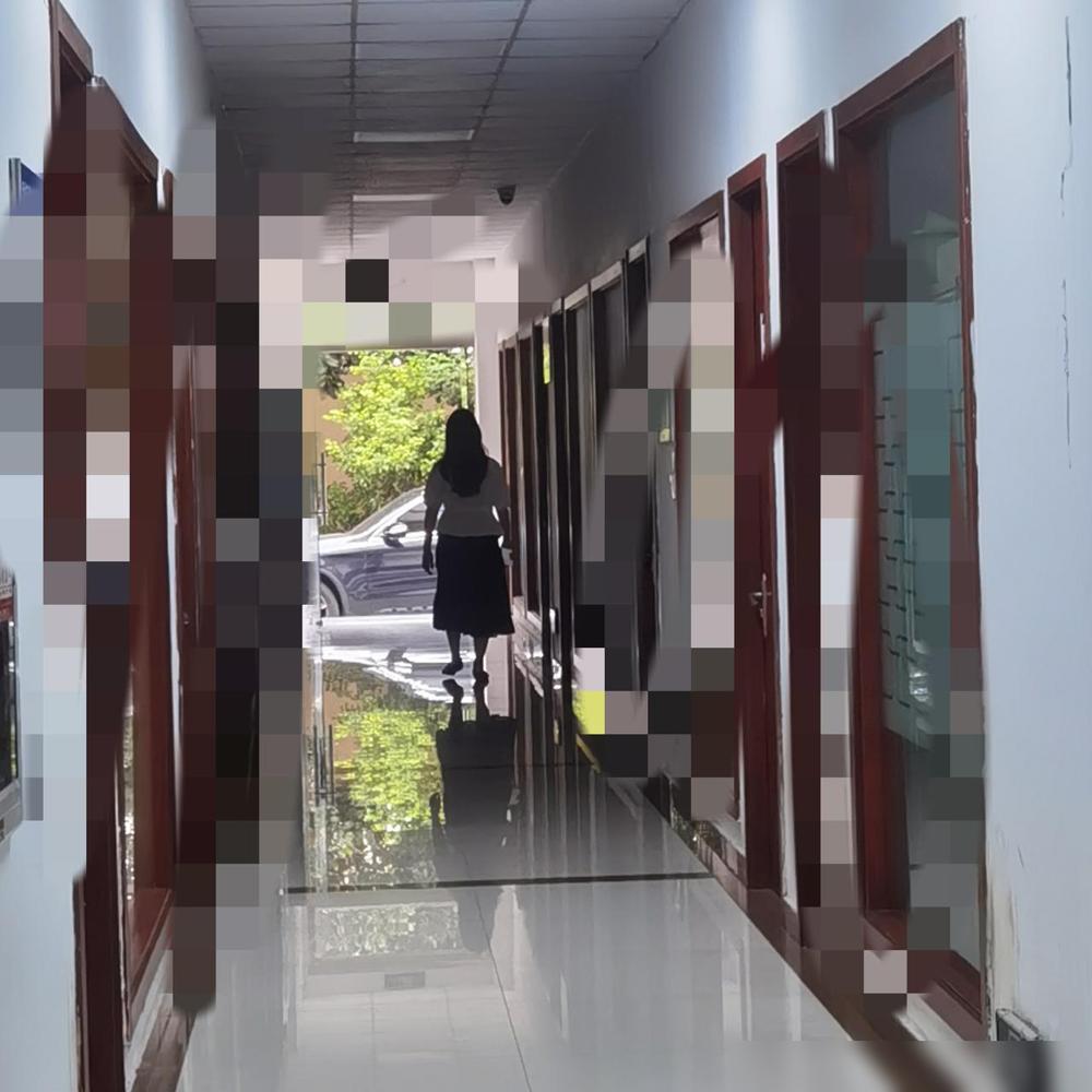一楼办公室新来了一名漂亮的美女，是省考招进来的公务员！说真的我前两年考公的时