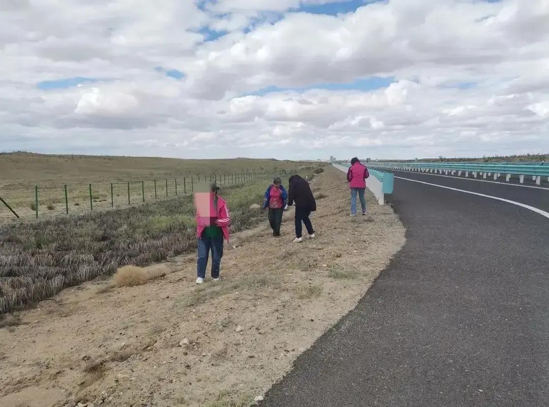 退休老人老张晒出每月1498元的花销明细，餐费六百、交通两百、日用品七百，接送孙