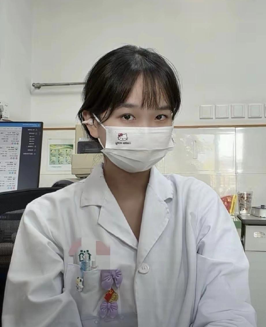 这两天我们急诊科有个女医生被患者家属投诉了，原因是该患者检查出轻微脑梗，女医生给