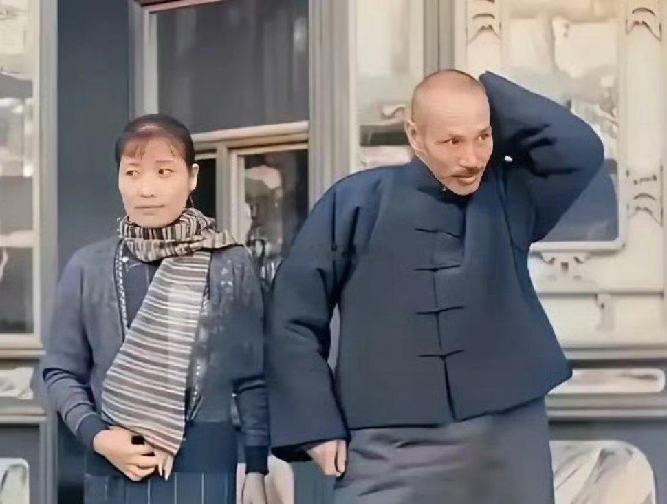 历史上真实的蒋宋夫妇。我看了半天，也没有看出宋美龄的美貌在哪。​​​