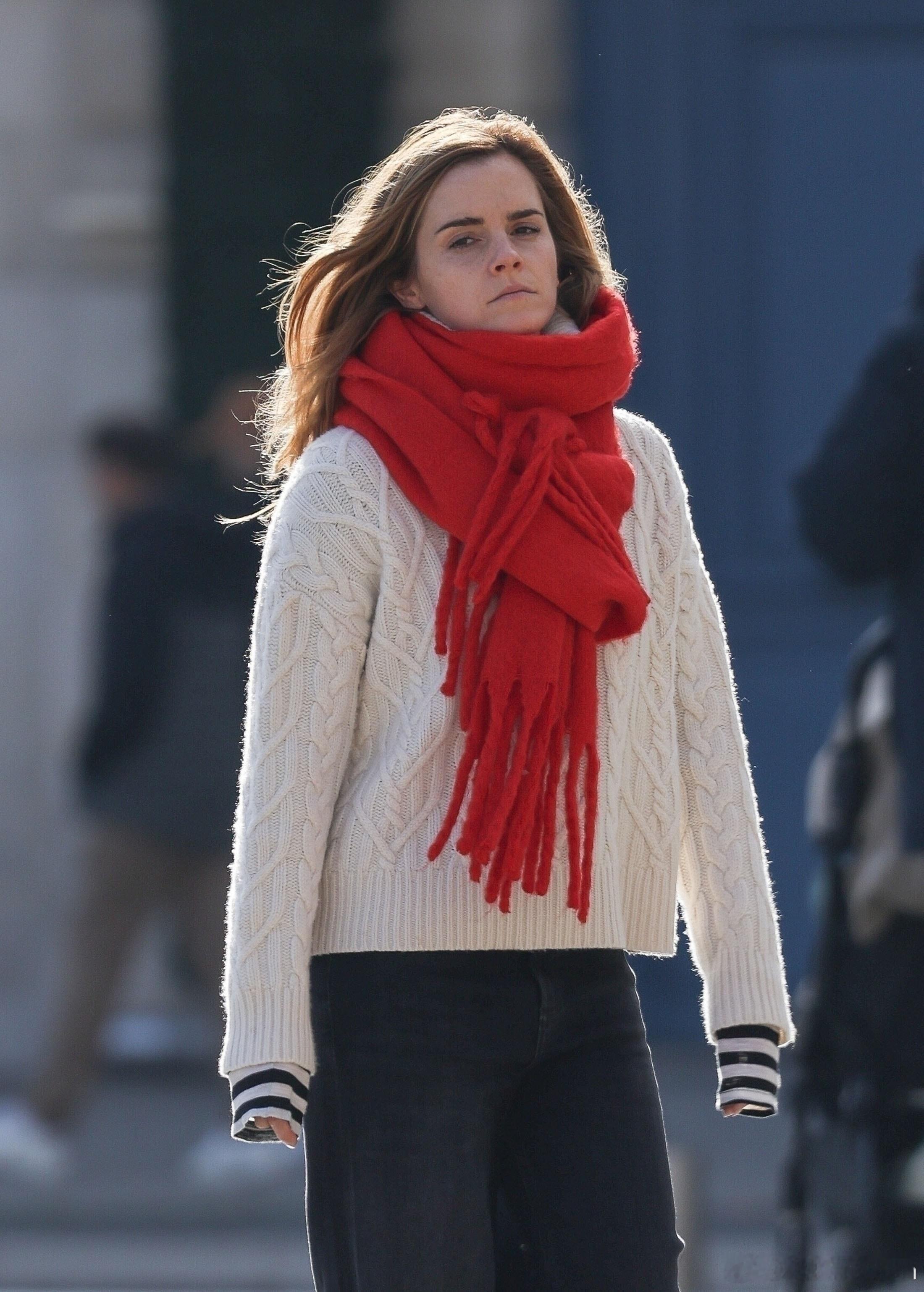 艾玛沃特森在巴黎外出，艾玛身着白色高领毛衣搭配一条厚厚的红色围巾🧣看着就很暖和