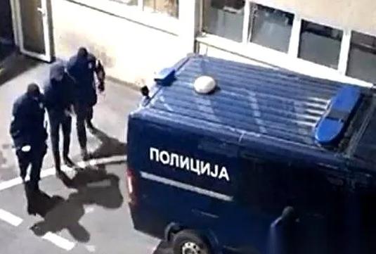 塞尔维亚总统武契奇，对着全国的镜头，一字一句复述了那个暗杀计划：把他的孩子，活活