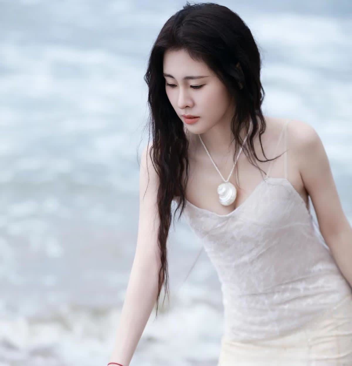 张碧晨真正在乎的，从来不是一首歌的演唱权。她在乎的是热度，是曝光，是大众再次