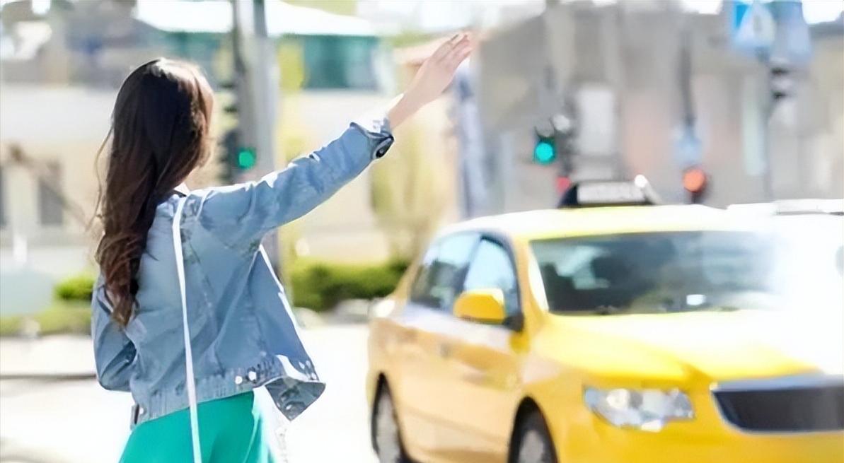 上海，女子准备乘坐飞机去外地出差，她提前一天预约了顺风车拼车服务，可谁知出发当天