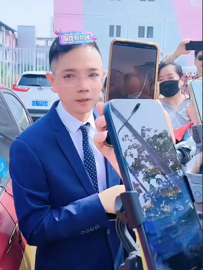 友友们，李律到了某法院门口，坐出租车来的，只身一人，但是现场有很多粉丝阿姨和热心