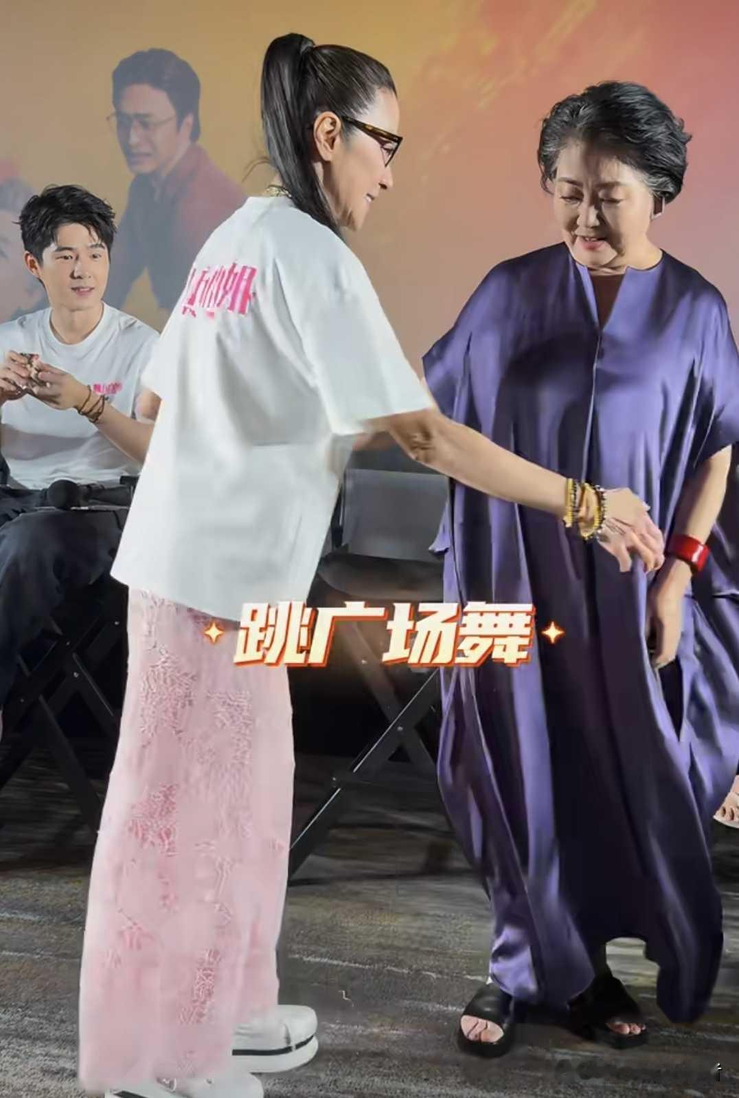 杨紫琼和萨日娜差距太大了，果然还是瘦显得年轻，杨紫琼比萨日娜大6岁，反而看起来显