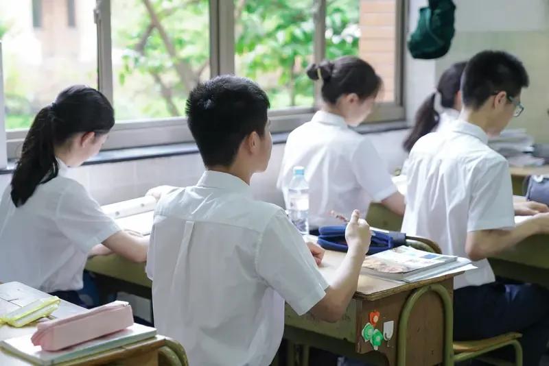 县管校聘为什么副校长以上的可以直聘，而教师必须要人人参与竞聘？校长的选拔根本称