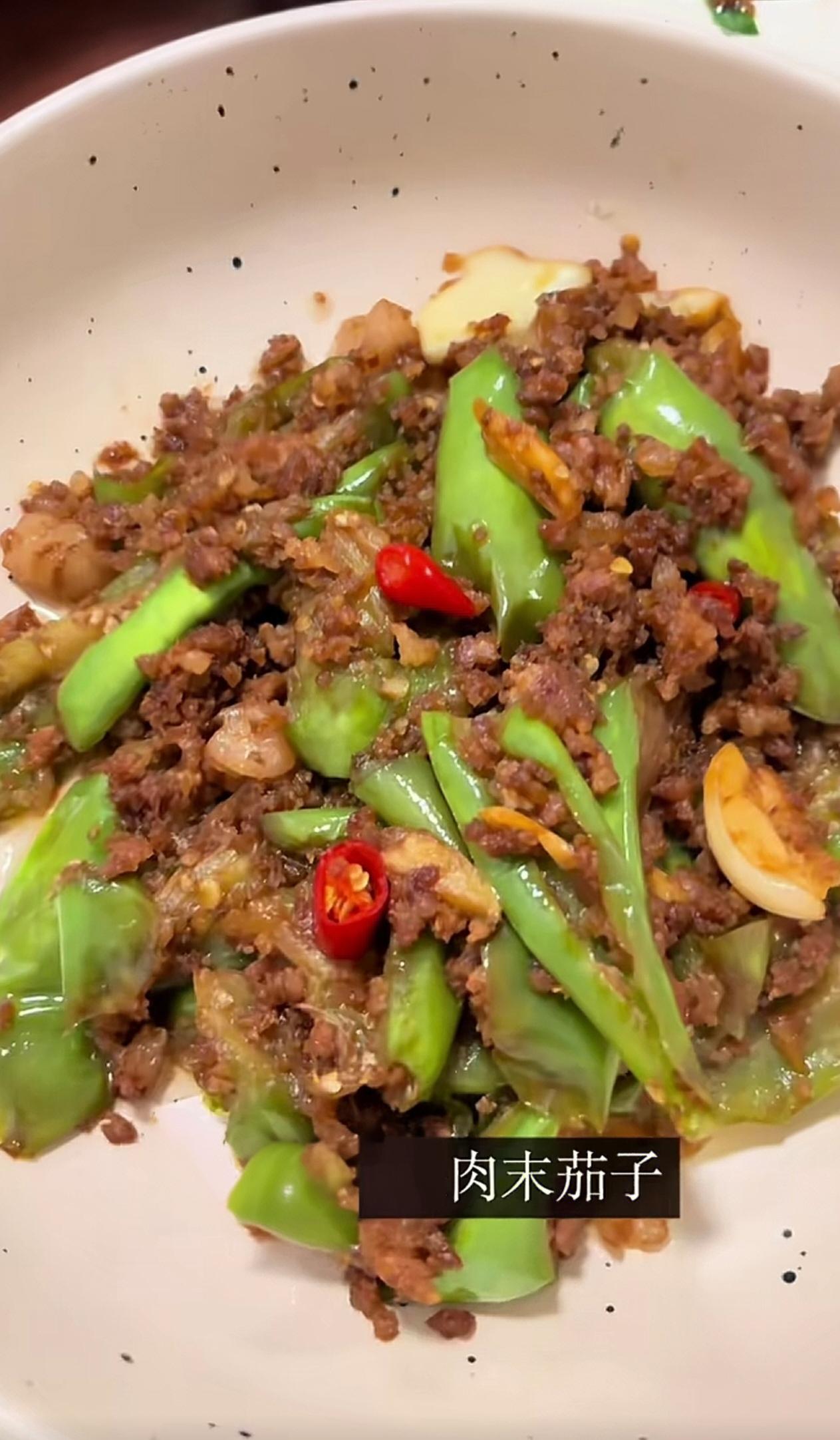 下班忙完工作身心俱疲，回家发现老公备好一桌家常菜。蒜蓉丝瓜、肉末茄子、紫苏虾