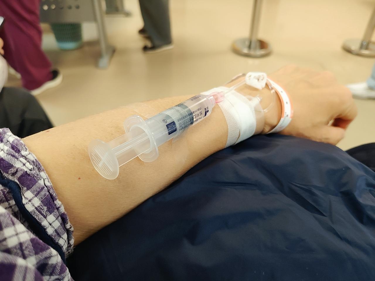 住院当天，医生安排了抽血、心电图、加强核磁等一系列检查，并告知第二天全麻手术必须