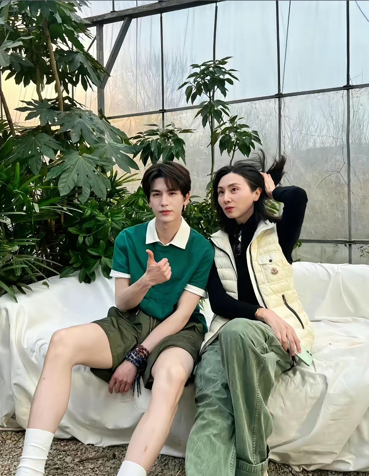 不整容不医美，张凌赫的美貌遗传了妈妈的