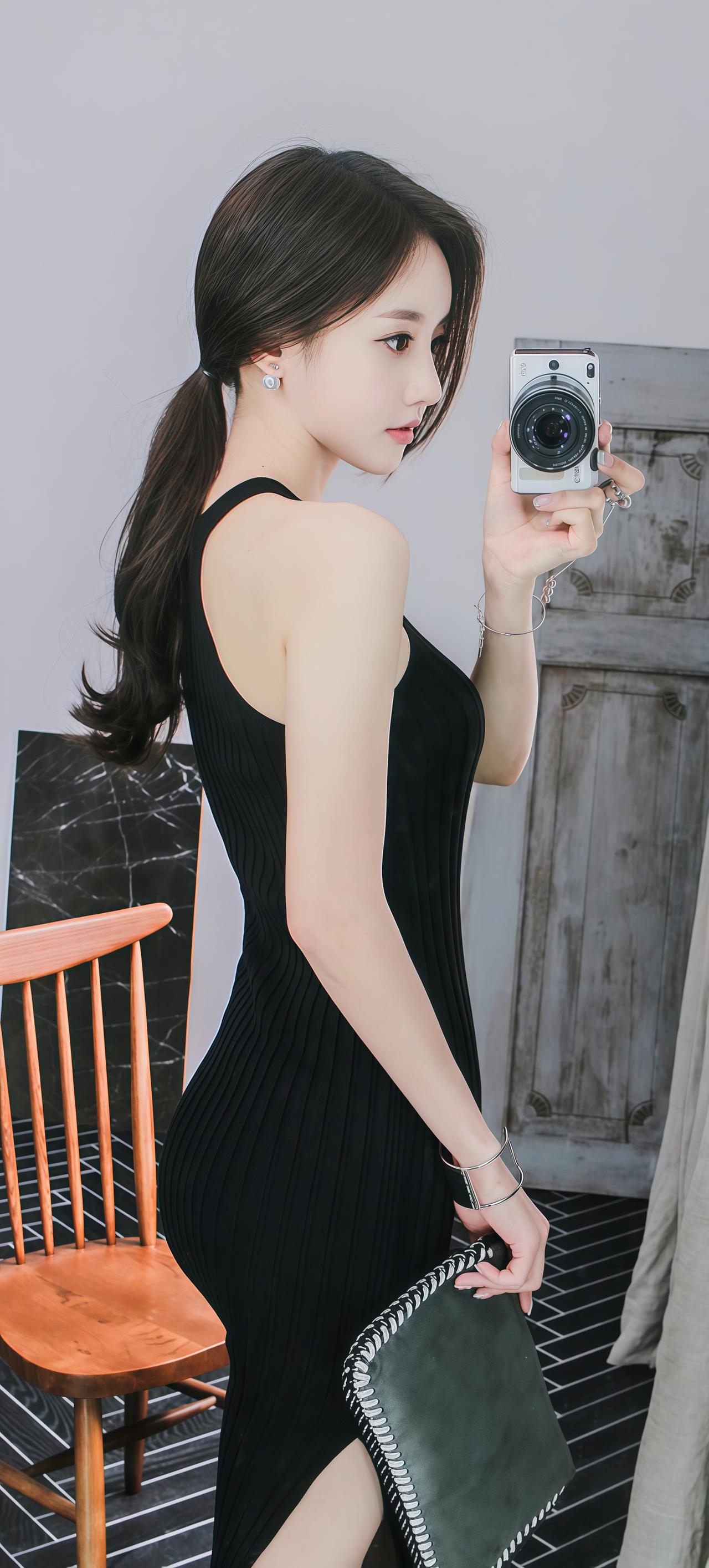 镜中人影动，相机定芳华。