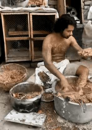 三哥你这是弄的啥子美食哟，感觉好恶心了，我是不敢吃的，你们敢吧品尝吗？