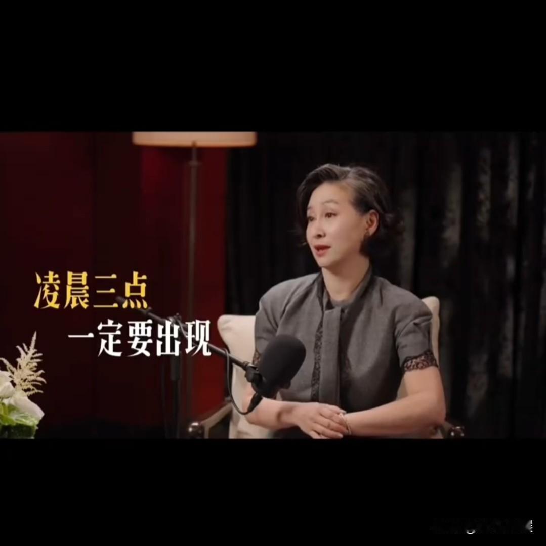 章泽天，被何超琼惊呆了！9月2日，章泽天最新一期《播客》对话何超琼，聊到父母