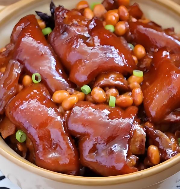 【过年糖高必看】糖高害怕的5种食物1.红烧蹄髈（高油高糖酱汁）2.八宝饭