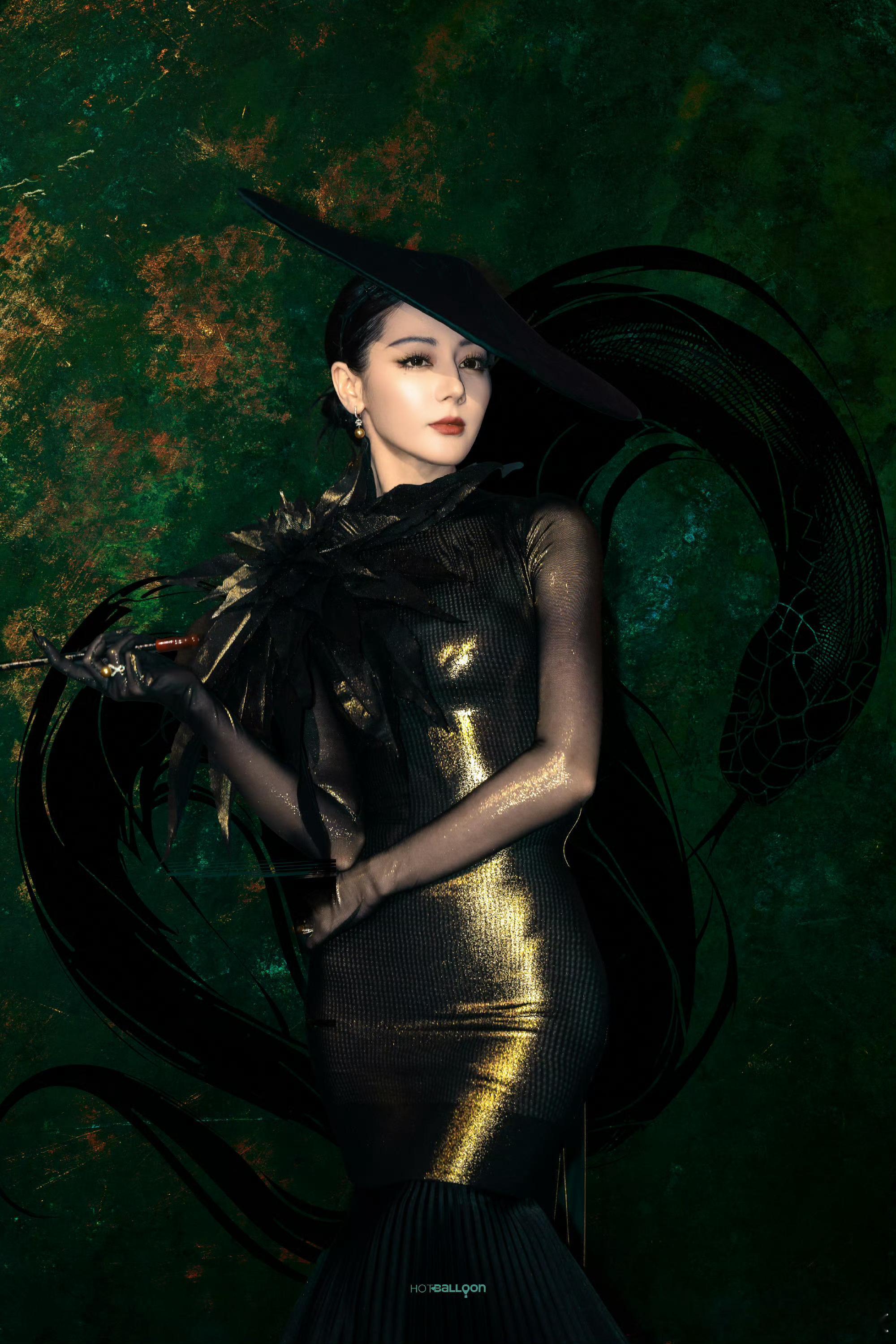迪丽热巴青涩女大W盛典两套造型差好大，女王范儿和女大感切换自如，连假发都戳中喜