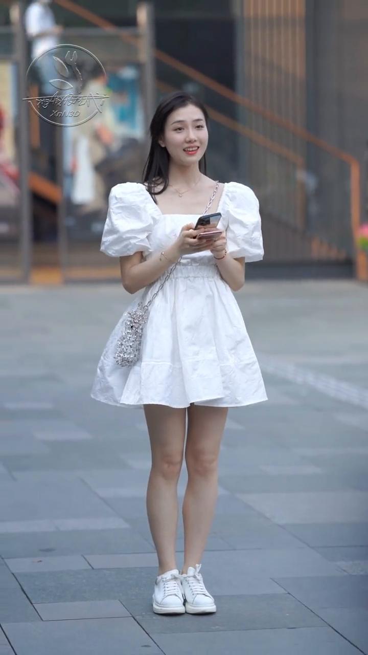 自裙清爽女孩。独立独自健康的宝宝，嘟嘟打雷。