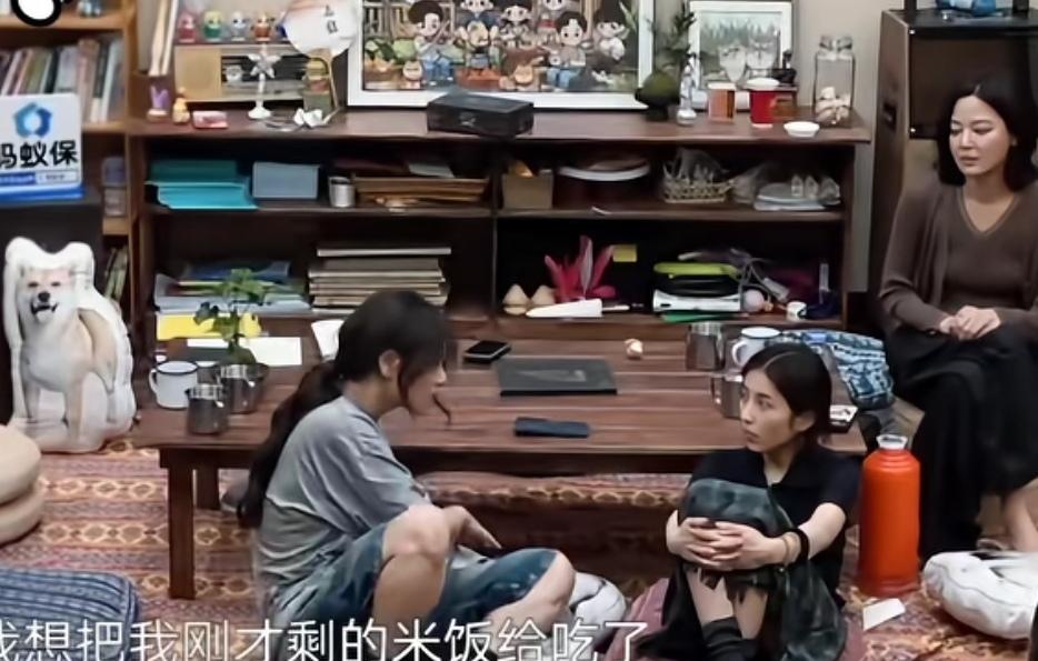 马思纯笑饿了去吃饭了，张子枫直呼她跟马思纯是干饭人，马思纯：“我想把我刚才剩的米