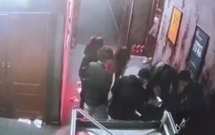 “必须赔钱！”近日，小李和朋友玩密室逃脱，不料发生意外落下残疾，店家表示由于签了