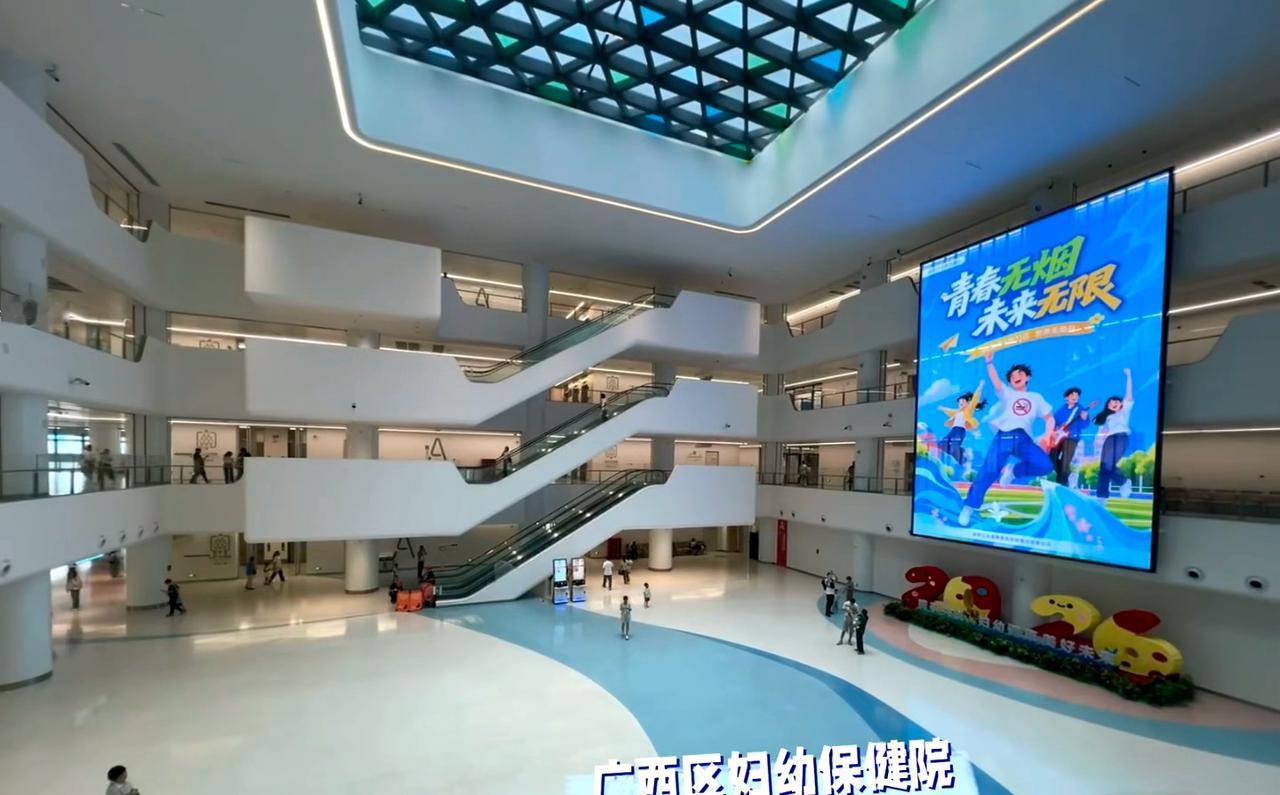 南宁的广西区妇幼儿童医院建成后方便又快捷之前的区妇幼保健院，大人和小孩都是在
