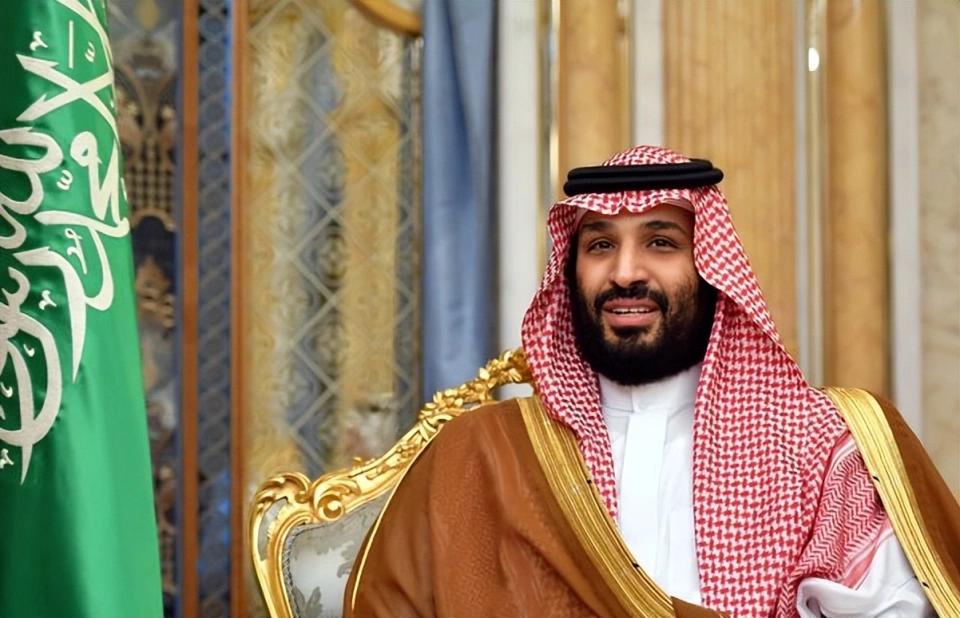 嘴比刀快！特朗普当众“开黄腔”，沙特用千亿军售教他懂尊重。特朗普在公开场