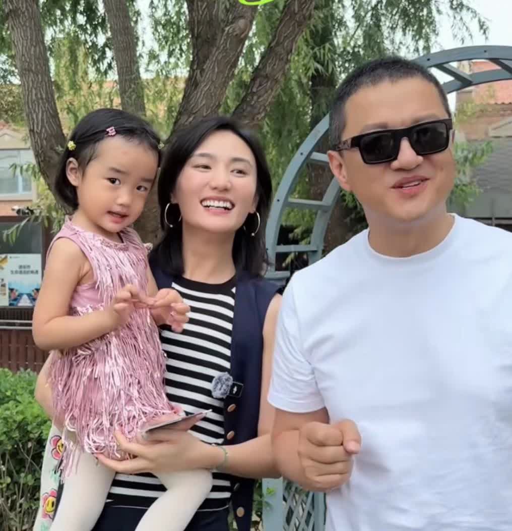 李亚鹏花费高达一个亿为女儿建幼儿园，一家三口去参加六一活动，其乐融融。又