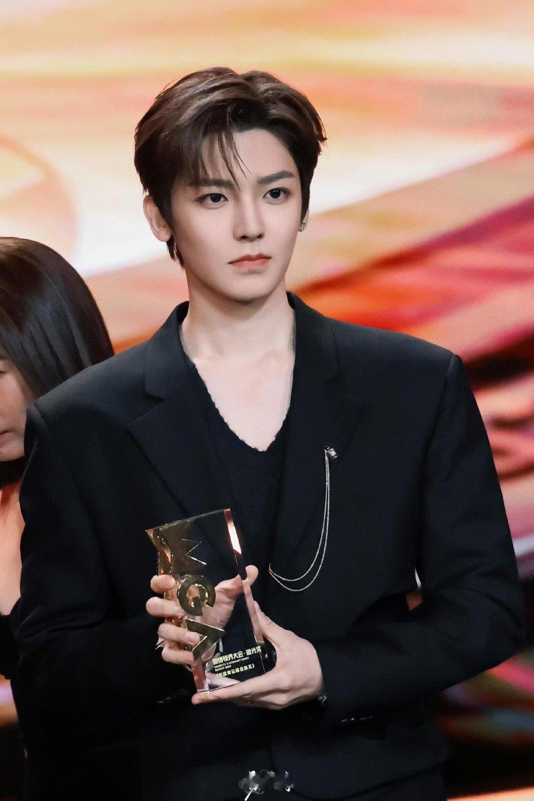 侯明昊获奖发言好真诚侯明昊的发言没有华丽辞藻，却句句戳心！他说：“纪伯宰教会我，