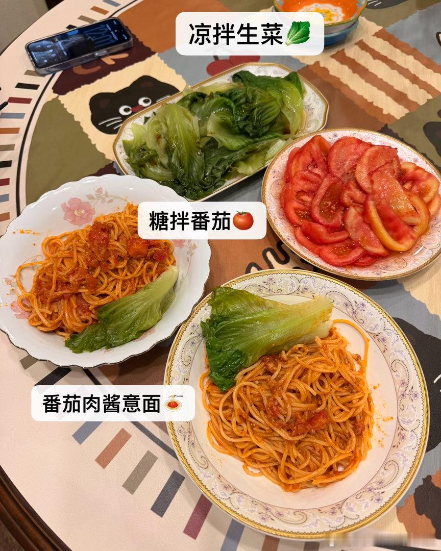 早上他去单位了，我睡醒起来都快中午了。他叫我中午要么等他回来做饭要么就出去吃。但