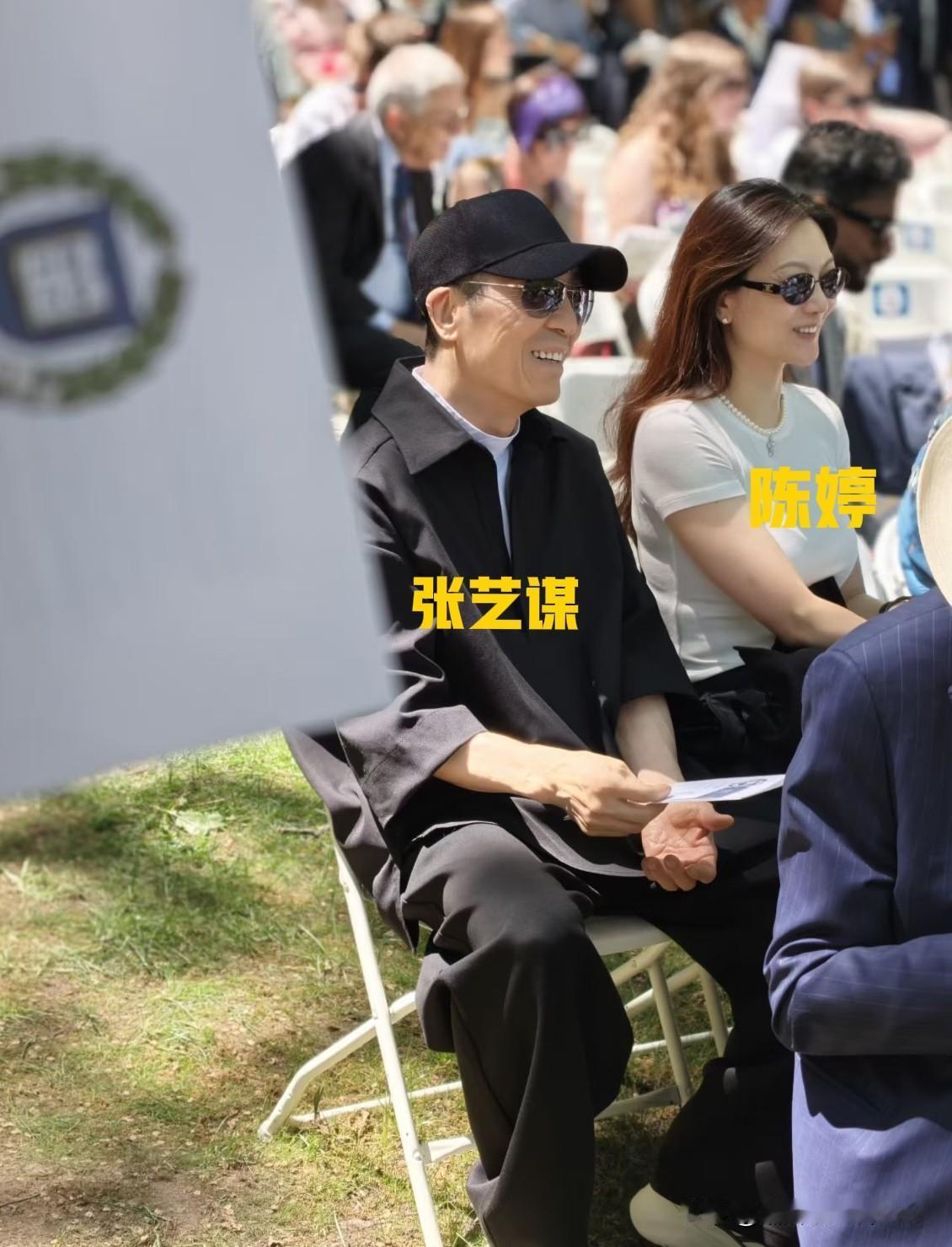 76岁张艺谋戴棒球帽坐角落参加儿子耶鲁毕业礼，衰老萎缩太明显，44岁陈婷却正美艳