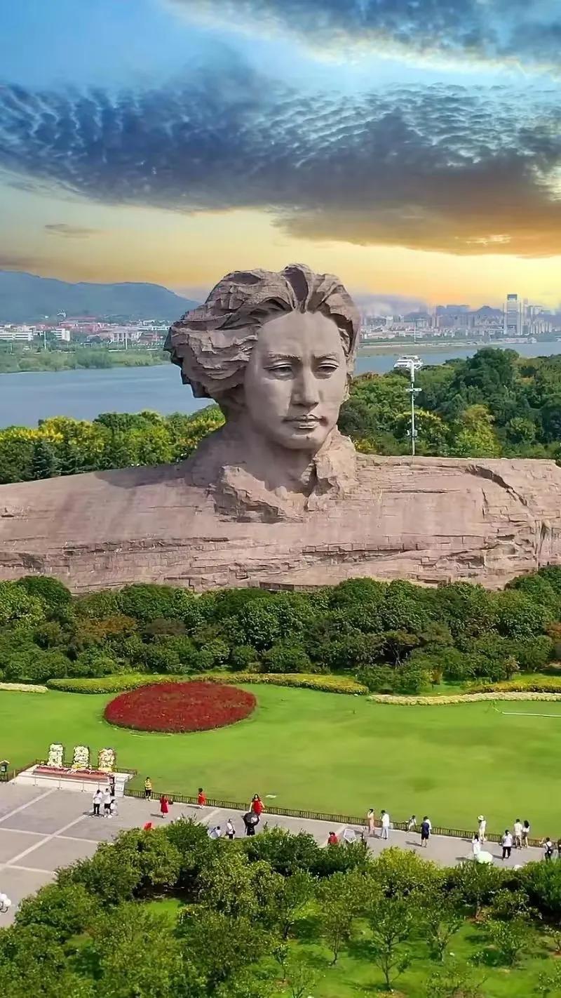 有人说，想去看毛爷爷头像，就算走上了橘子洲头，你还得步行两公里。毛爷爷头像，近