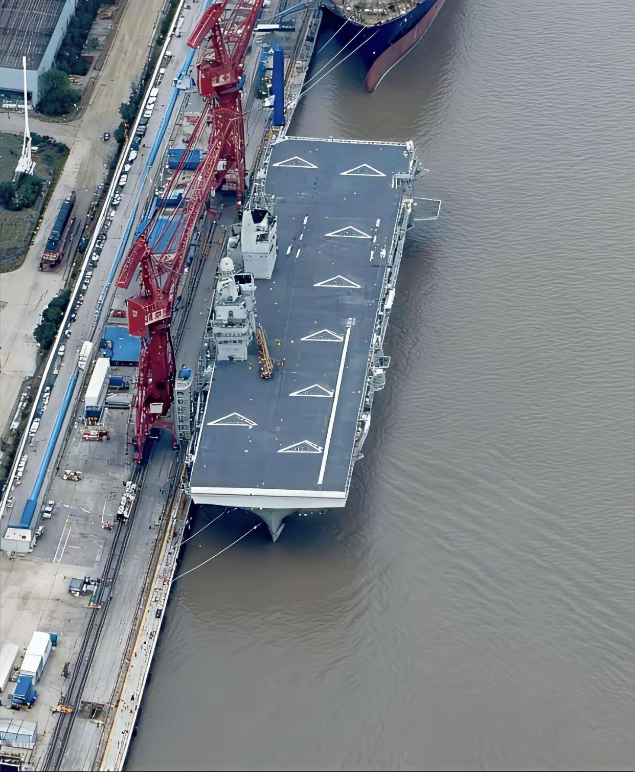 不知道大家注意到没有，076型两栖攻击舰的飞机起降点标识（左图）与075两栖攻击