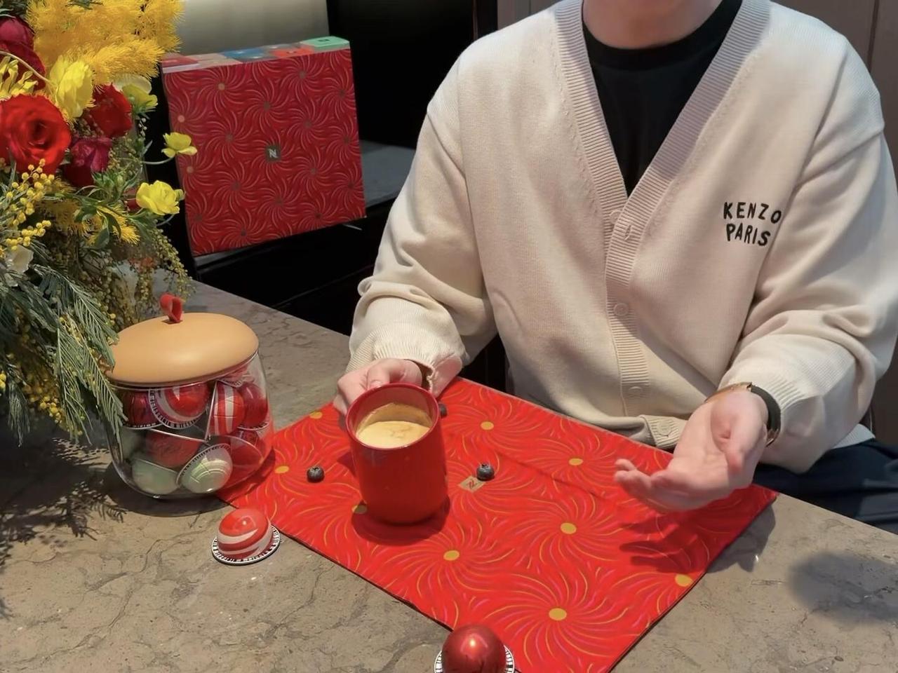 好可爱的楚钦，这姿势和手一看就是他，不露自己，也猜出来了，还是他自己分享！这是