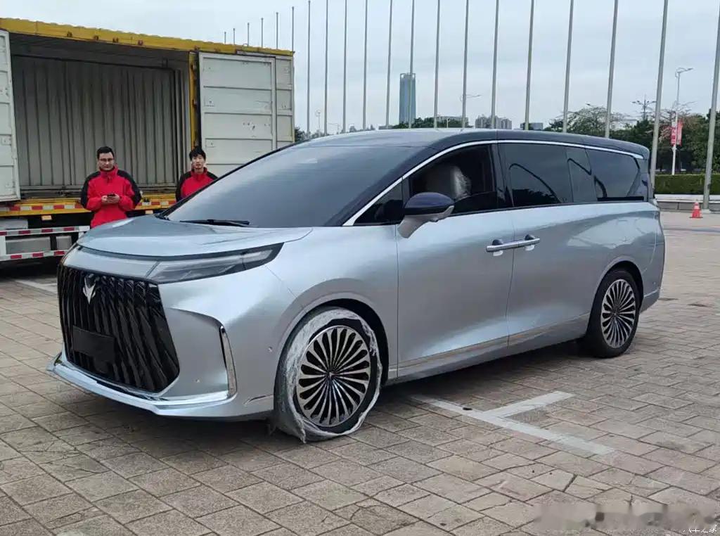 极狐即将在广州车展发布的全新MPV，从图片来看这车能充电、能加油还带智驾，大家觉
