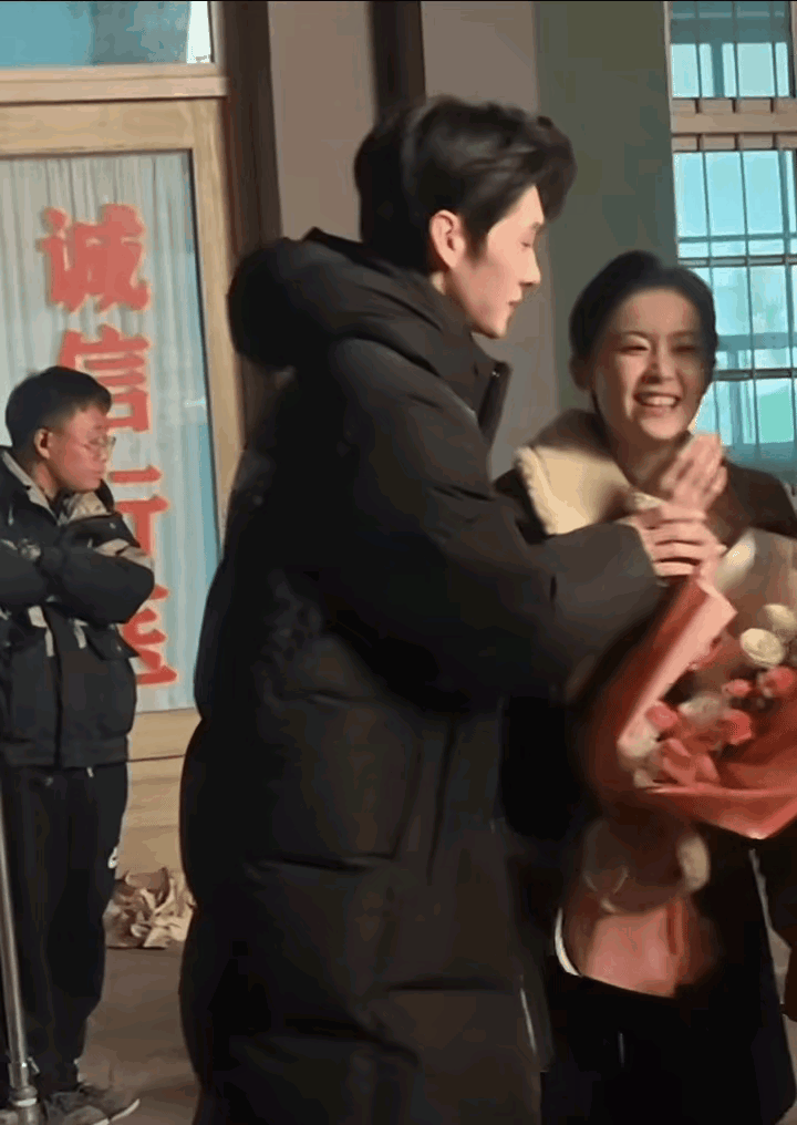 别抱了别抱了！戏都杀青了还肢体黏糊，快松开她啊[哭哭]