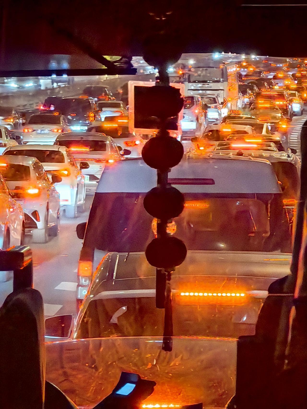 晚六点高峰期的济南经十路依然没有多大改善，仍然还是堵成停车场。四号线的开通让沿经