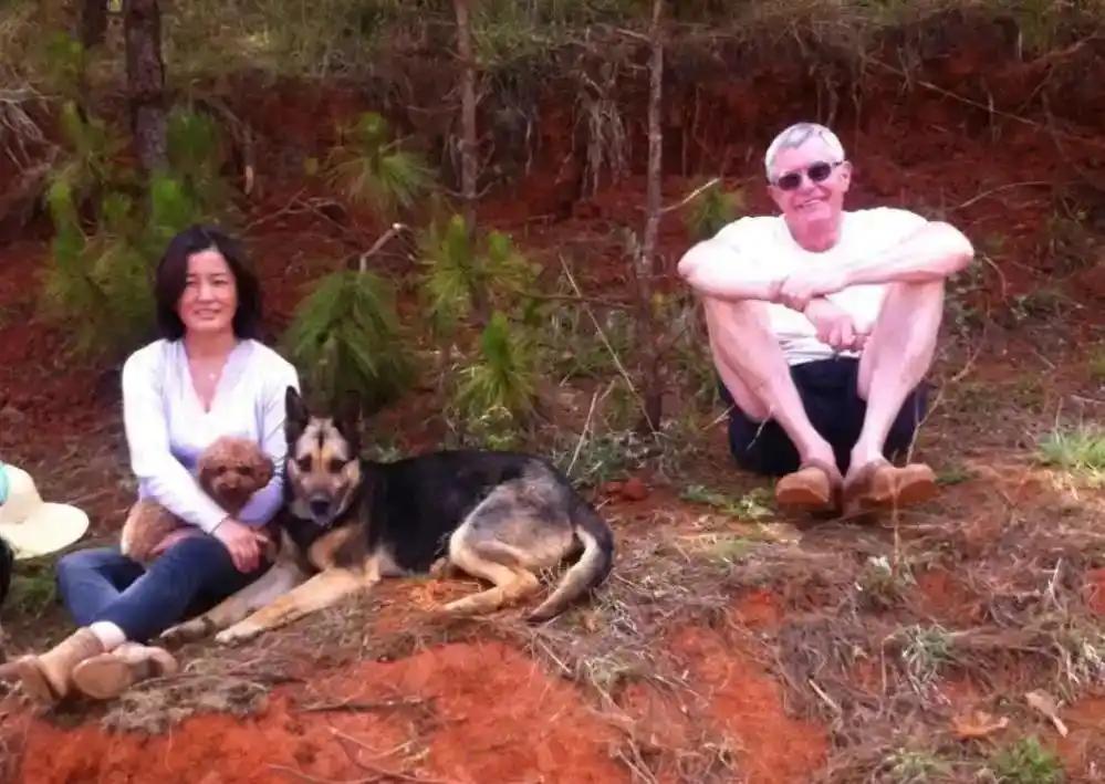 说起来比利时前驻华大使奈斯，真挺有意思。人家干完大使就没回欧洲、也没去土耳其继续