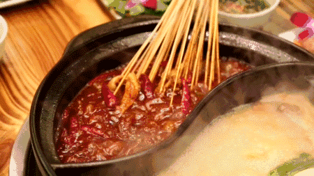 车水马龙, 霓虹交错, 恋上四川美食的热忱-俭让老妈砂锅串串香!