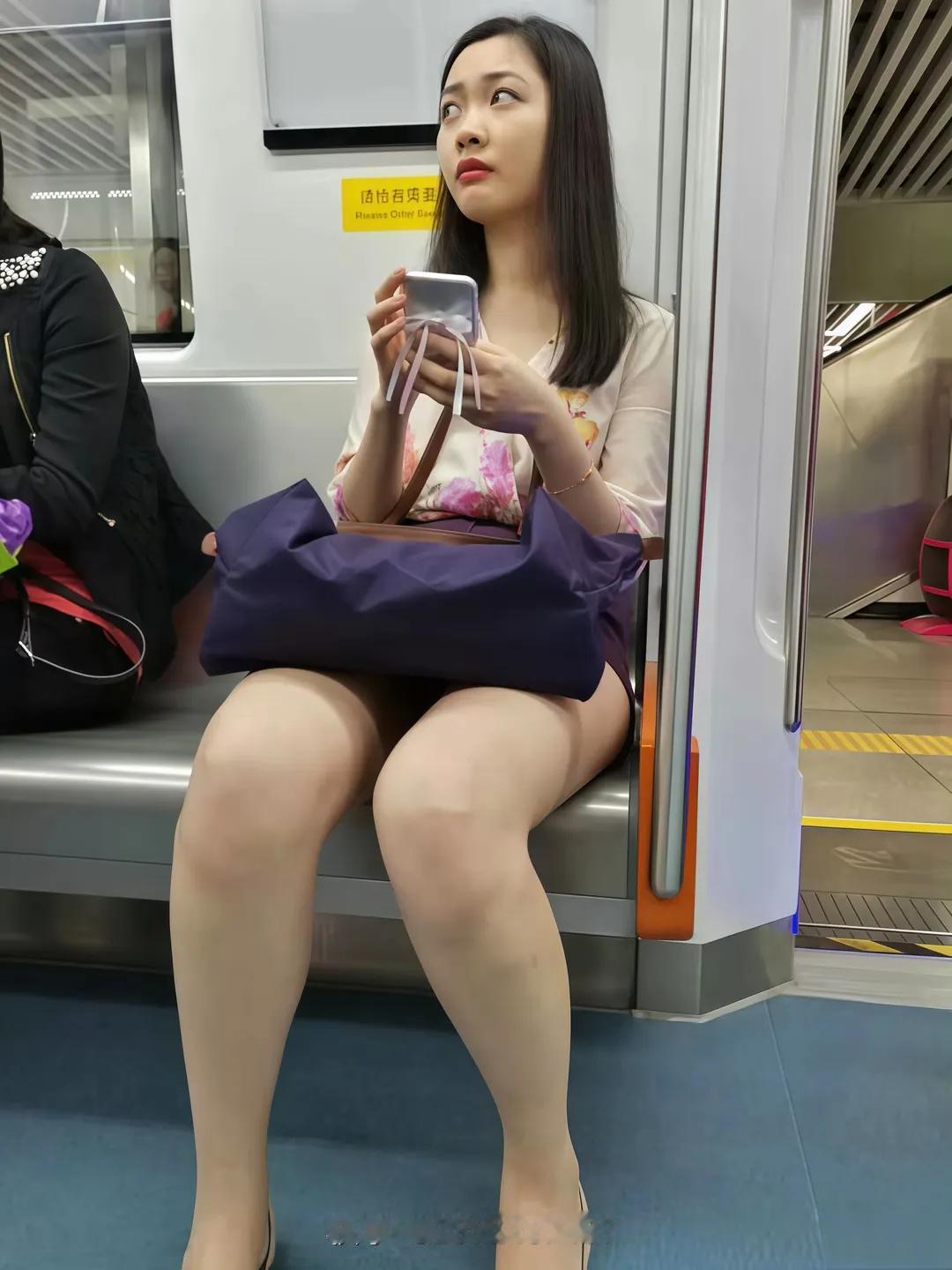 生活中从来不缺少美，缺少的是发现美的眼晴，地铁中玩儿手机的少女，美的让人无法移开