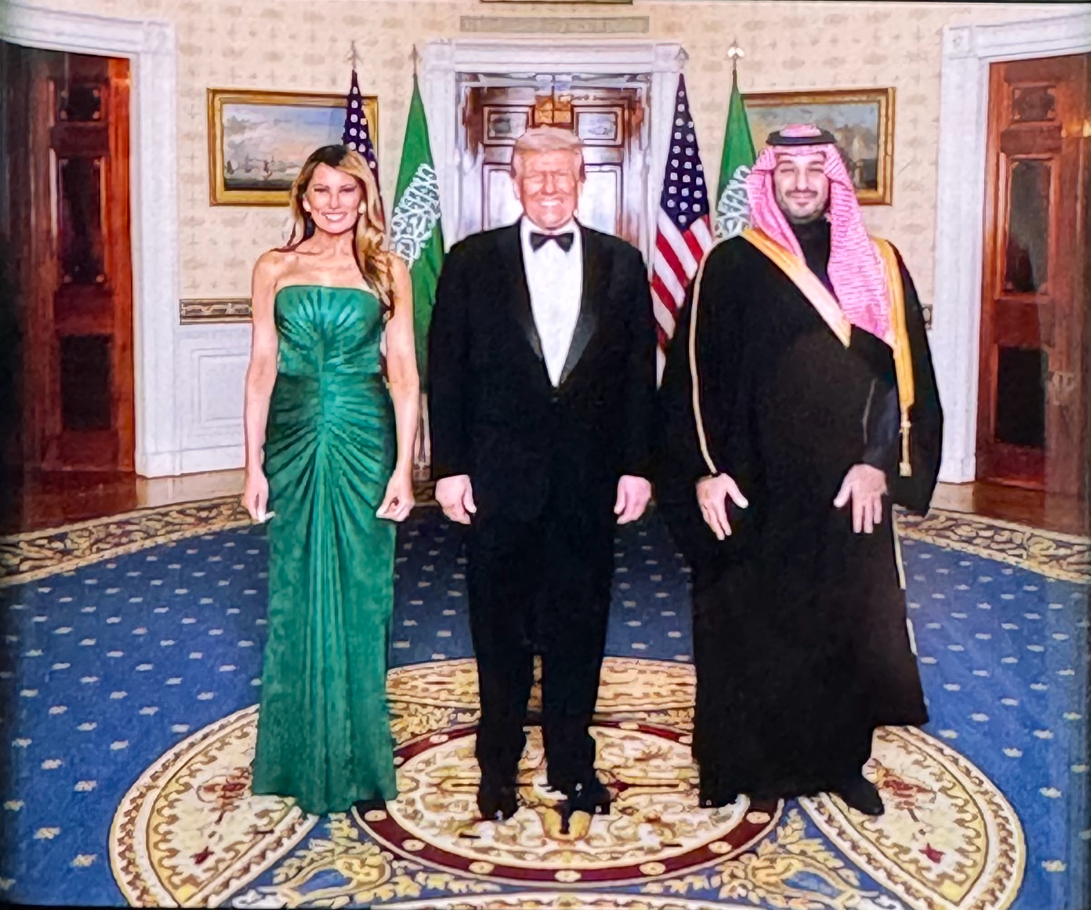 特朗普放出终极权力秀：与梅拉尼娅、沙特王储同框的高光照片这张照片的冲击力堪比一颗