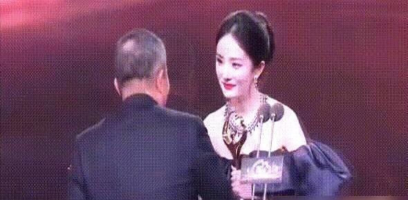 就因为一个眼神，被全网追着骂“脸垮”，扭头她就交出一部央视爆剧。前脚《哈尔