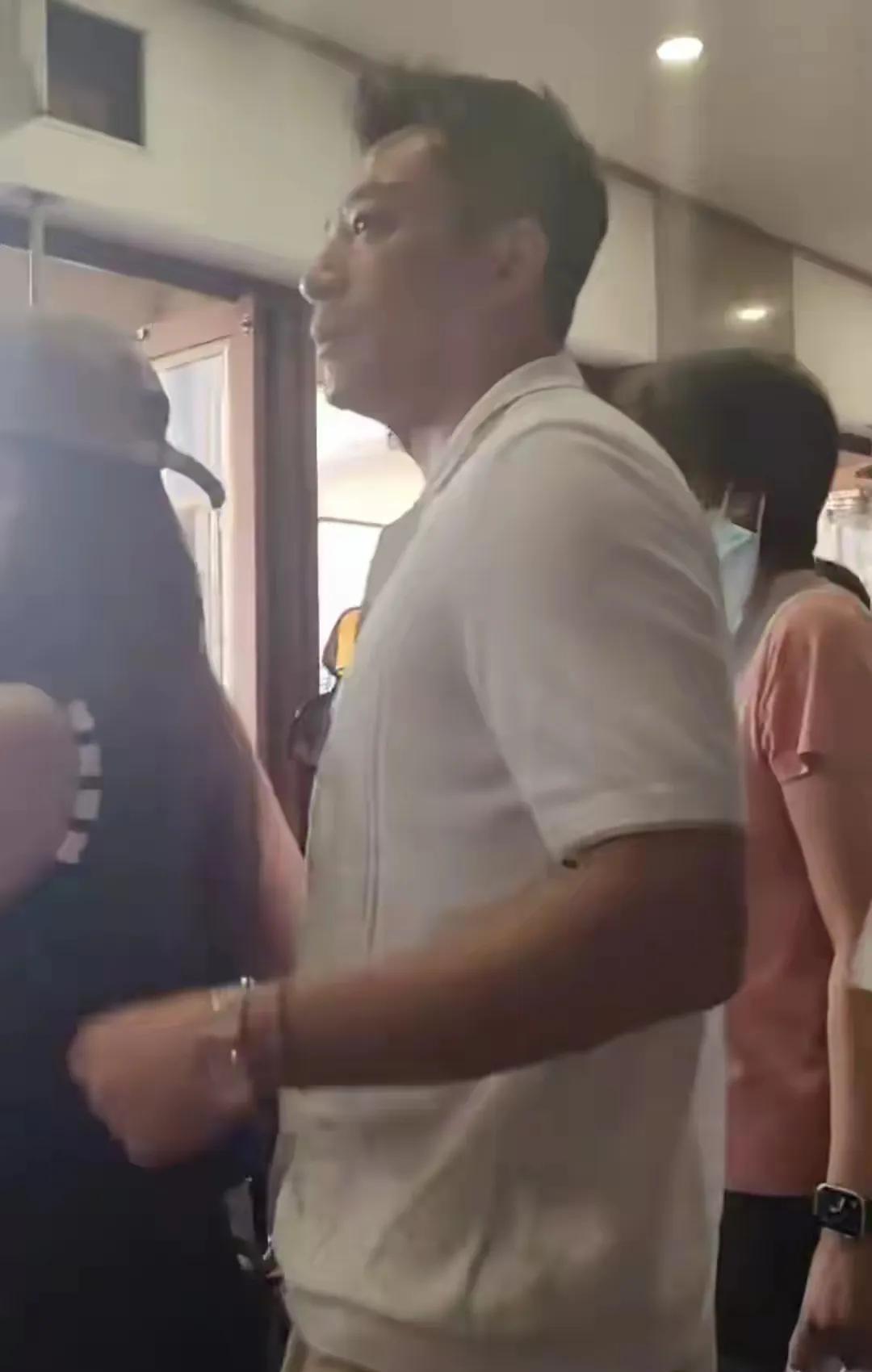 汪小菲这趟阿那亚返程，脸色凝重得藏不住事儿。带着马筱梅一路急赶回京，车上全程眉